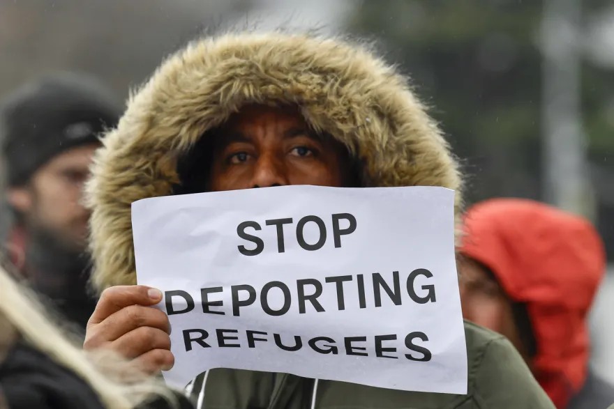 Deporting asylum seekers is a controversial subject. KEYSTONE/© KEYSTONE / MARTIAL TREZZINI