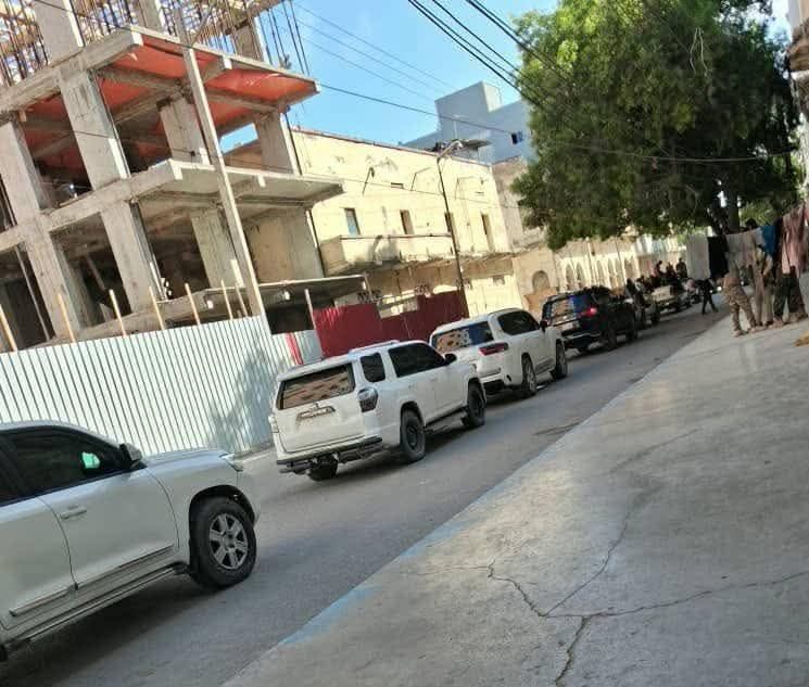 Convoy of Former President Sharif Sheikh Ahmed seen stranded after a roadblock by NISA. Photo courtesy