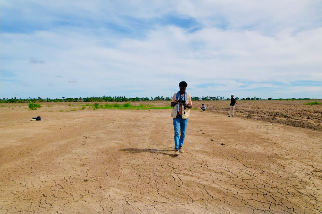 Journalist Abdullahi Hussein Kilas conducts field reporting in Yoontoy village, 30km north of Kismayo, Jubaland, documenting the impacts of climate change on local communities. | PHOTO/ABDULLAHI HUSSEIN.