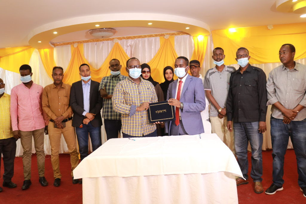 SJS, SOMA sign a historic MOU to defend press freedom and improve media  professionalism in Somalia