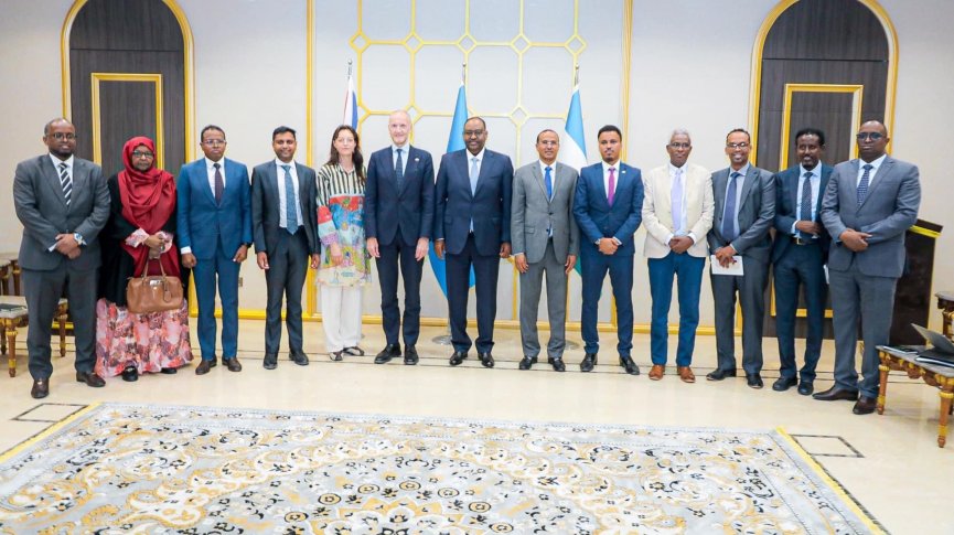 British Ambassador to Somalia Mike Nithavrianakis meets Puntland cabinet of ministers during his visit to Garowe on 4 May, 2024. | Photo/ Courtesy UK Embassy via Kaab TV.